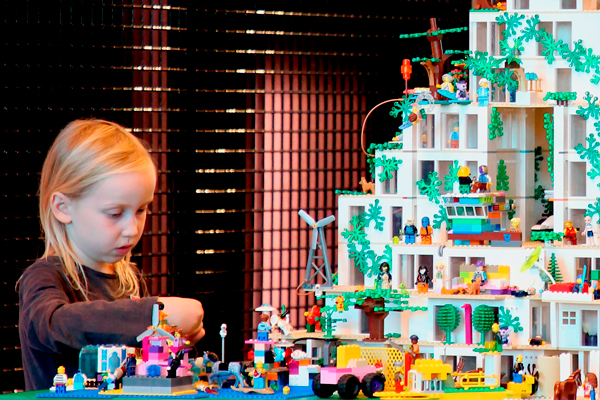 Læs om leg Lego med Mesterbyggerne